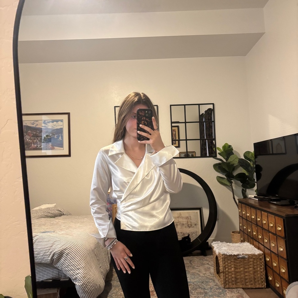 Vintage wrap v-neck white collared long sleeve blouse